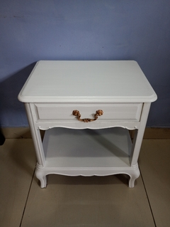 Antiga e lindíssima mesinha de canto/ auxiliar em madeira ao estilo Chinpadelle pintada de branco na internet