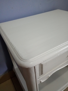 Antiga e lindíssima mesinha de canto/ auxiliar em madeira ao estilo Chinpadelle pintada de branco - Achados e Encantos