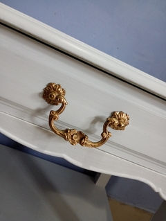 Antiga e lindíssima mesinha de canto/ auxiliar em madeira ao estilo Chinpadelle pintada de branco na internet