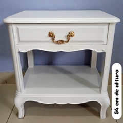Antiga e lindíssima mesinha de canto/ auxiliar em madeira ao estilo Chinpadelle pintada de branco - comprar online