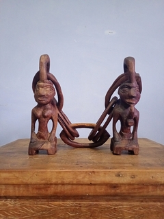 Escultura em africana esculpida em madeira representando casal unido por elos