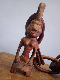 Escultura em africana esculpida em madeira representando casal unido por elos - comprar online