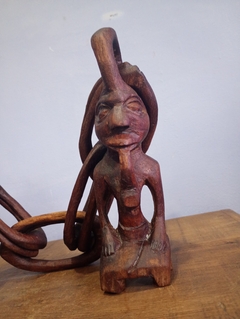 Escultura em africana esculpida em madeira representando casal unido por elos na internet