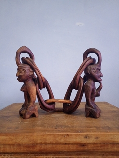 Escultura em africana esculpida em madeira representando casal unido por elos - Achados e Encantos