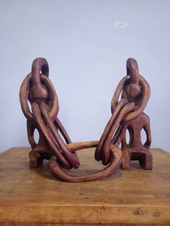 Escultura em africana esculpida em madeira representando casal unido por elos - loja online