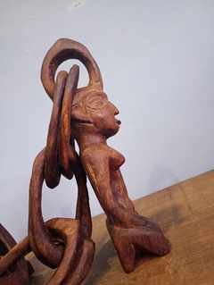 Imagem do Escultura em africana esculpida em madeira representando casal unido por elos