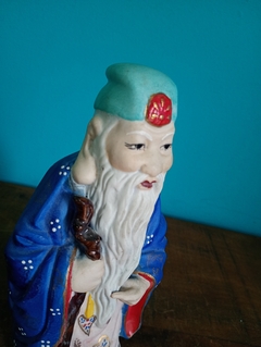 Antiga escultura de Sábio Chinês em porcelana - Achados e Encantos