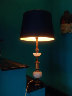 Antigo e grande abajur/ luminária de mesa em opalina e resina - comprar online