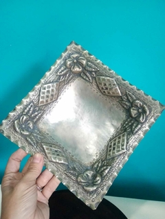 Antigo centro de mesa quadrado em metal ricamente cinzelado com flores