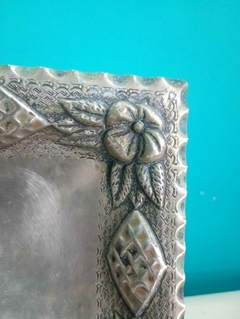 Antigo centro de mesa quadrado em metal ricamente cinzelado com flores na internet