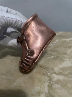 antigo sapatinho de bebê em cobre interior em couro - Achados e Encantos