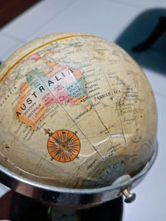 Antigo Globo Terrestre Vintage de Mesa em Madeira com Relógio - Replogle - comprar online
