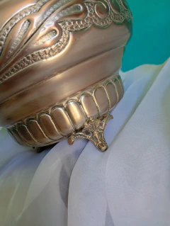 Antigo Pote Decorativo / Bomboniere em Latão com Banho de Prata - comprar online