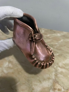 antigo sapatinho de bebê em cobre interior em couro