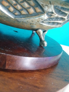 Imagem do Antigo centro de mesa quadrado em metal ricamente cinzelado com flores