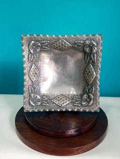 Antigo centro de mesa quadrado em metal ricamente cinzelado com flores - comprar online