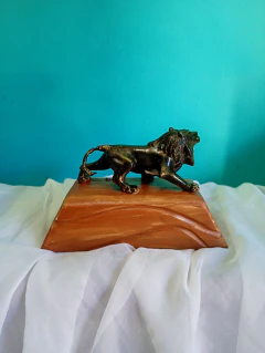 Escultura Antiga Leão em Metal Pewter e Base Madeira na internet