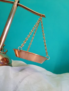 Balança Decorativa em Cobre e Latão 33 cm na internet