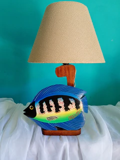 Abajur Rústico em Madeira com Peixe Pintado à Mão e Cúpula de Juta – 45 cm