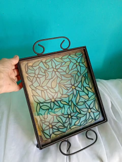 Antiga Bandeja em Ferro e Vidro Prensado em Relevo Floral