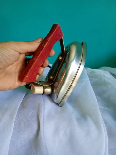 Antigo mini ferro de passar roupas portátil/de viagem. na internet