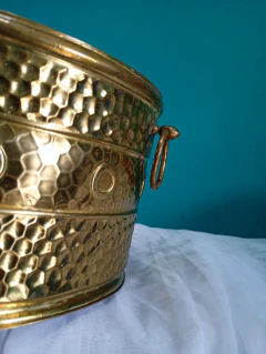 Cachepô / vaso Antigo em Latão Martelado com Alças - 5 litros - comprar online