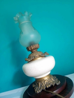 Antigo abajur pata choca confeccionado em faiança com pintura floral a mão - Achados e Encantos