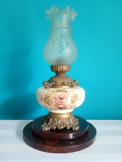 Antigo abajur pata choca confeccionado em faiança com pintura floral a mão