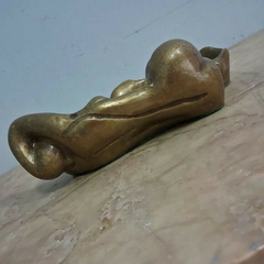 Elegante e Imponente Cinzeiro Contemporâneo em Bronze Assinado - Achados e Encantos