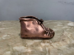 antigo sapatinho de bebê em cobre interior em couro - comprar online