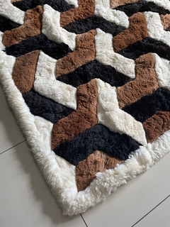 Tapete peruano com pele de Lhama 2,20 x 2,00 m - Achados e Encantos