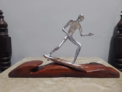 Imagem do Escultura Surfista Em Alumínio Em Base De Madeira Nobre