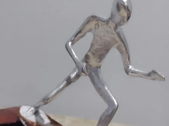 Escultura Surfista Em Alumínio Em Base De Madeira Nobre - comprar online