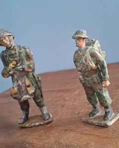 2 Antigos Soldados de Chumbo Década de 50 - Achados e Encantos