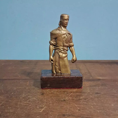Estatueta Gaúcho Laçador em Gesso Patina Dourada
