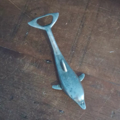 Antigo Abridor de Garrafa em Forma de Golfinho em Metal - Achados e Encantos