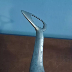 Antigo Abridor de Garrafa em Forma de Golfinho em Metal na internet