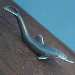 Antigo Abridor de Garrafa em Forma de Golfinho em Metal