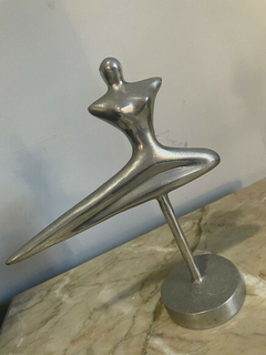Antiga Escultura em Alumínio " A Mulher " na internet