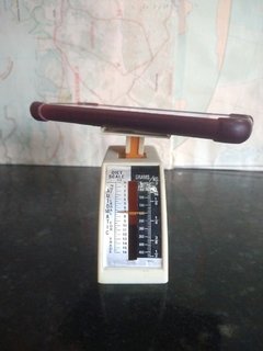 Balança antiga de plástico na internet