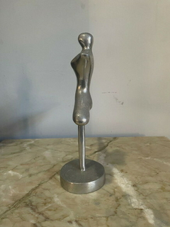 Antiga Escultura em Alumínio " A Mulher " - Achados e Encantos