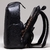 Mochila de couro masculina Pelli Brasil exibida em mesa em couro 
