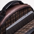 Mochila de couro Pelli Brasil em detalhe sobre uma mesa.