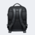 visao das costas acolchoadas da mochila de couro kaia preto
