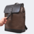 detalhe da abertura em saco com botão da mochila masculina de couro kingsford texas