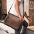 homem usando bolsa de couro para notebook arlanda texas
