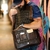 homem usando bolsa de couro para notebook hartsfield texas
