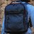 homem usando mochila de couro para notebook de ate 17 polegadas kaia texas
