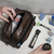 necessaire masculina ohare texas com divisorias abertas com itens que cabem no interior
