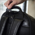 Mochila de couro antifurto - Pelli Brasil - Preto - detalhe